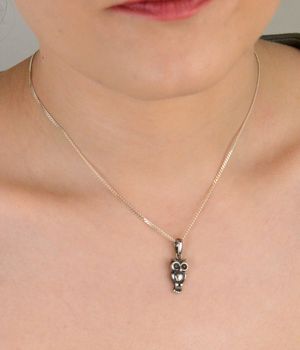 Zawieszka srebrna próba 925, sowa oksydowana DIA-ZAW-SOWA-9-925 Zawieszka w kształcie sowy, wykonana ze srebra próby 925, to unikalny dodatek, który łączy w sobie symbolikę mądrości i elegancji (2).JPG