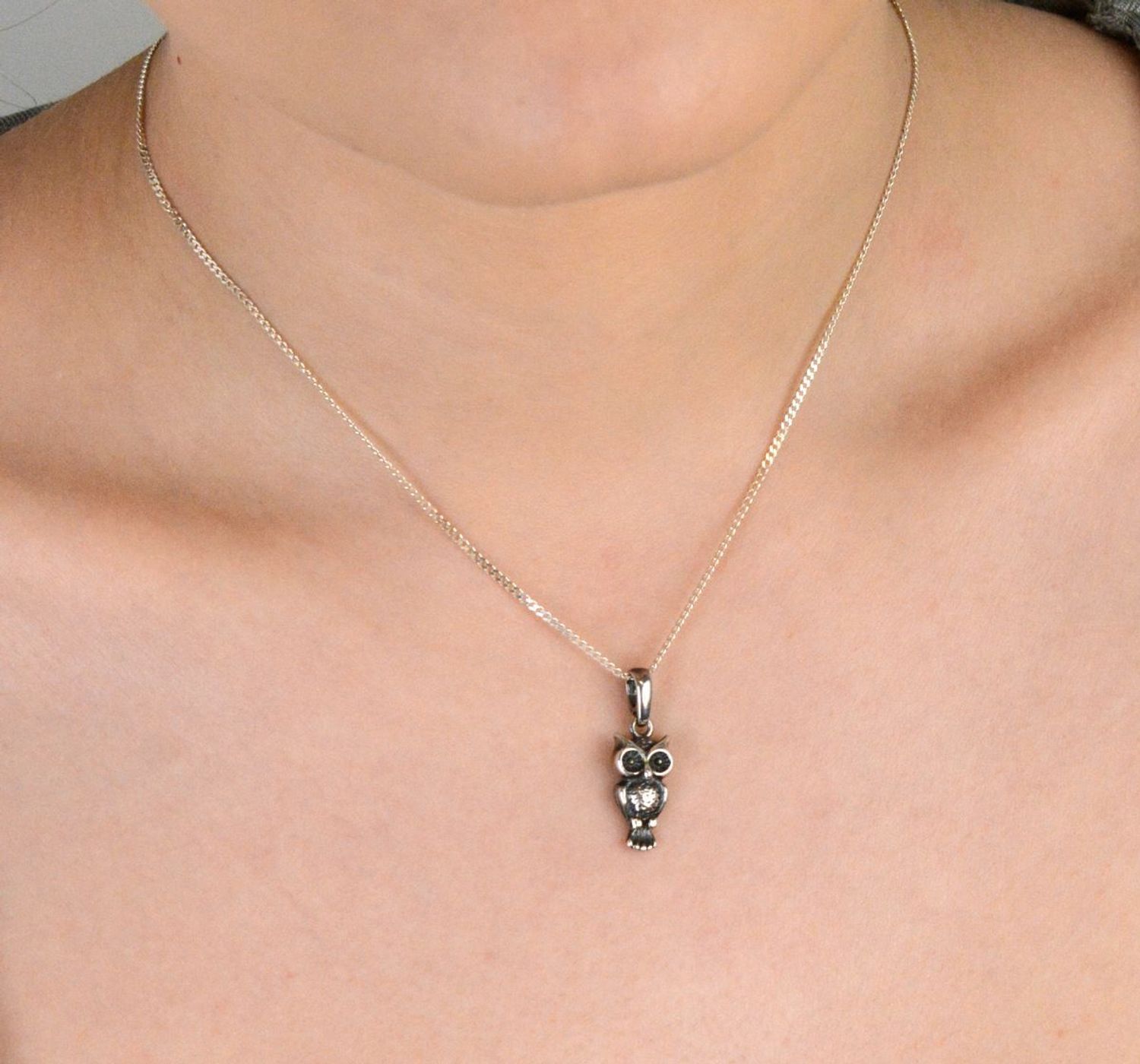 Zawieszka srebrna próba 925, sowa oksydowana DIA-ZAW-SOWA-9-925 Zawieszka w kształcie sowy, wykonana ze srebra próby 925, to unikalny dodatek, który łączy w sobie symbolikę mądrości 1.jpg