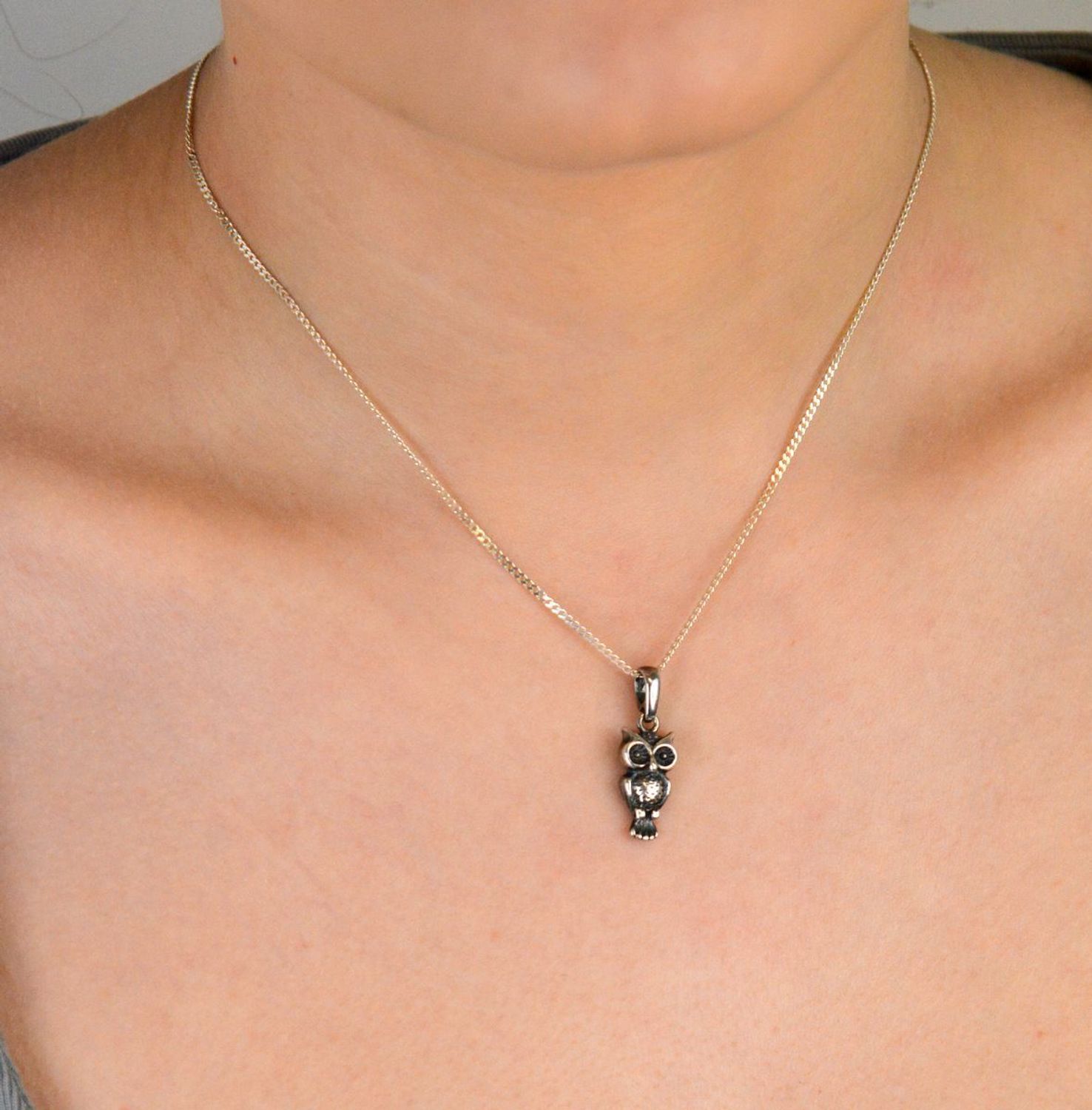 Zawieszka srebrna próba 925, sowa oksydowana DIA-ZAW-SOWA-9-925 Zawieszka w kształcie sowy, wykonana ze srebra próby 925, to unikalny dodatek, który łączy w sobie symbolikę mądrości 1.jpg