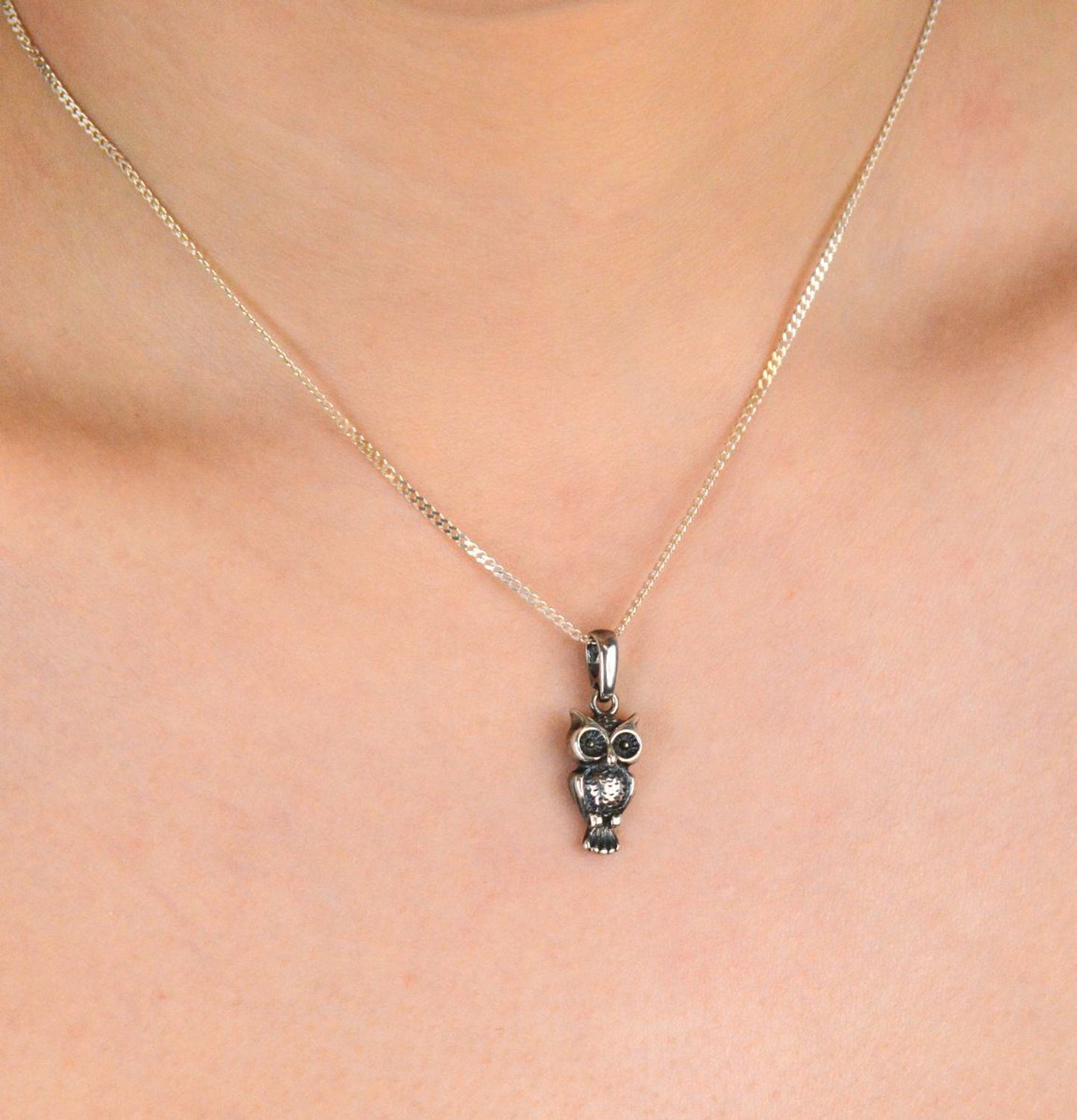 Zawieszka srebrna próba 925, sowa oksydowana DIA-ZAW-SOWA-9-925 Zawieszka w kształcie sowy, wykonana ze srebra próby 925, to unikalny dodatek, który łączy w sobie symbolikę mądrości 1.jpg