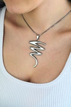 Srebrna zawieszka 925 zygzak  Nowoczesna biżuteria damska (1).jpg