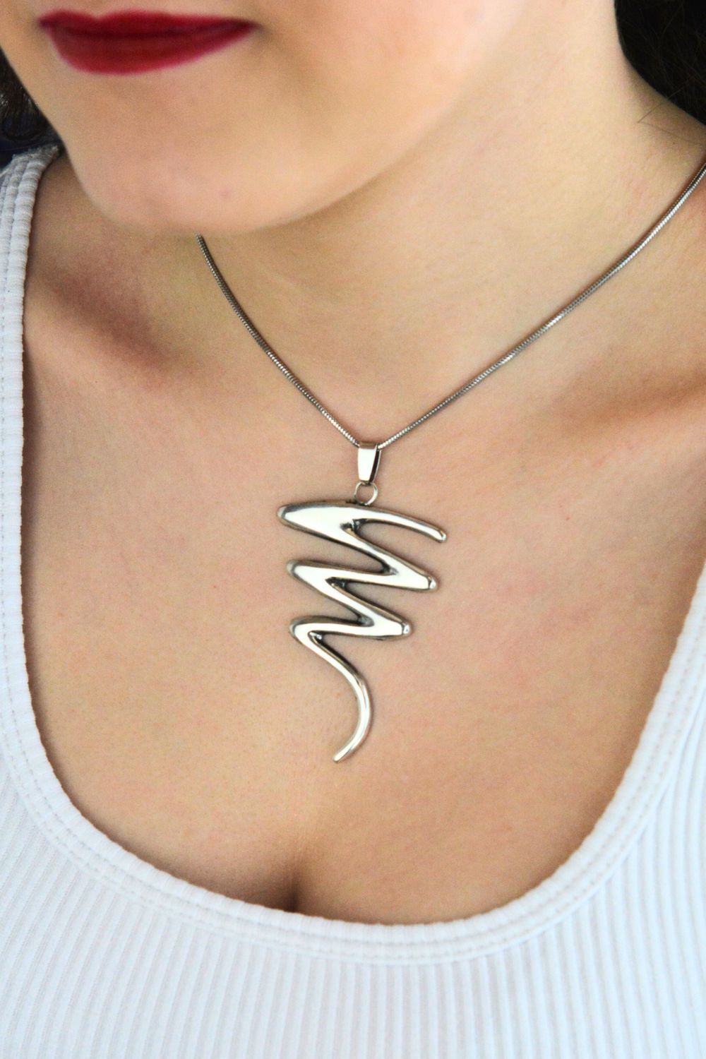 Nowoczesna srebrna zawieszka próby 925 w geometrycznym kształcie zygzaka. Wyrazisty design, duży rozmiar, idealna do stylowych zestawów.1.jpg