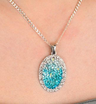 Zawieszka damska srebrna próba 925, owalna z niebieskimi cyrkoniami DIA-ZAW-SWAROVSKI-66-925. Wyjątkowa zawieszka srebrna w owalnym kształcie, ozdobiona niebieskimi cyrkoniami, wykonana z wysokiej jakości sr.JPG