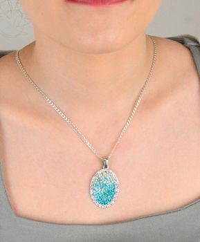 Zawieszka damska srebrna próba 925, owalna z niebieskimi cyrkoniami DIA-ZAW-SWAROVSKI-66-925. Wyjątkowa zawieszka srebrna w owalnym kształcie, ozdobiona niebieskimi cyrkoniami, wykonana z wysokiej jakości sreb (1).JPG