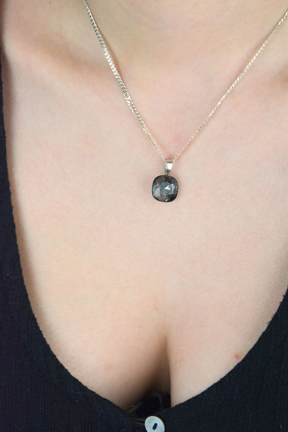 Elegancka srebrna zawieszka z czarnym kryształem w kształcie kwadratu. Próba 925, model DIA-ZAW-SWAROVSKI7-925, długość 2,0 cm, szerokość 1,2 cm, waga 1,90 g. Styl 1.jpg