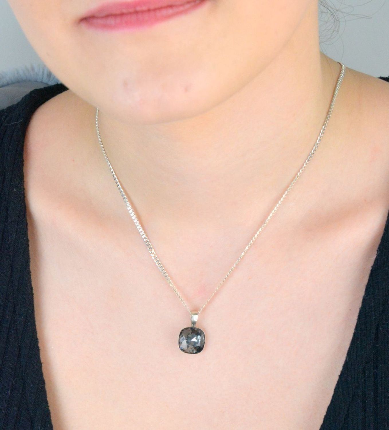 Elegancka srebrna zawieszka z czarnym kryształem w kształcie kwadratu. Próba 925, model DIA-ZAW-SWAROVSKI7-925, długość 2,0 cm, szerokość 1,2 cm, waga 1,90 g. Styl 1.jpg