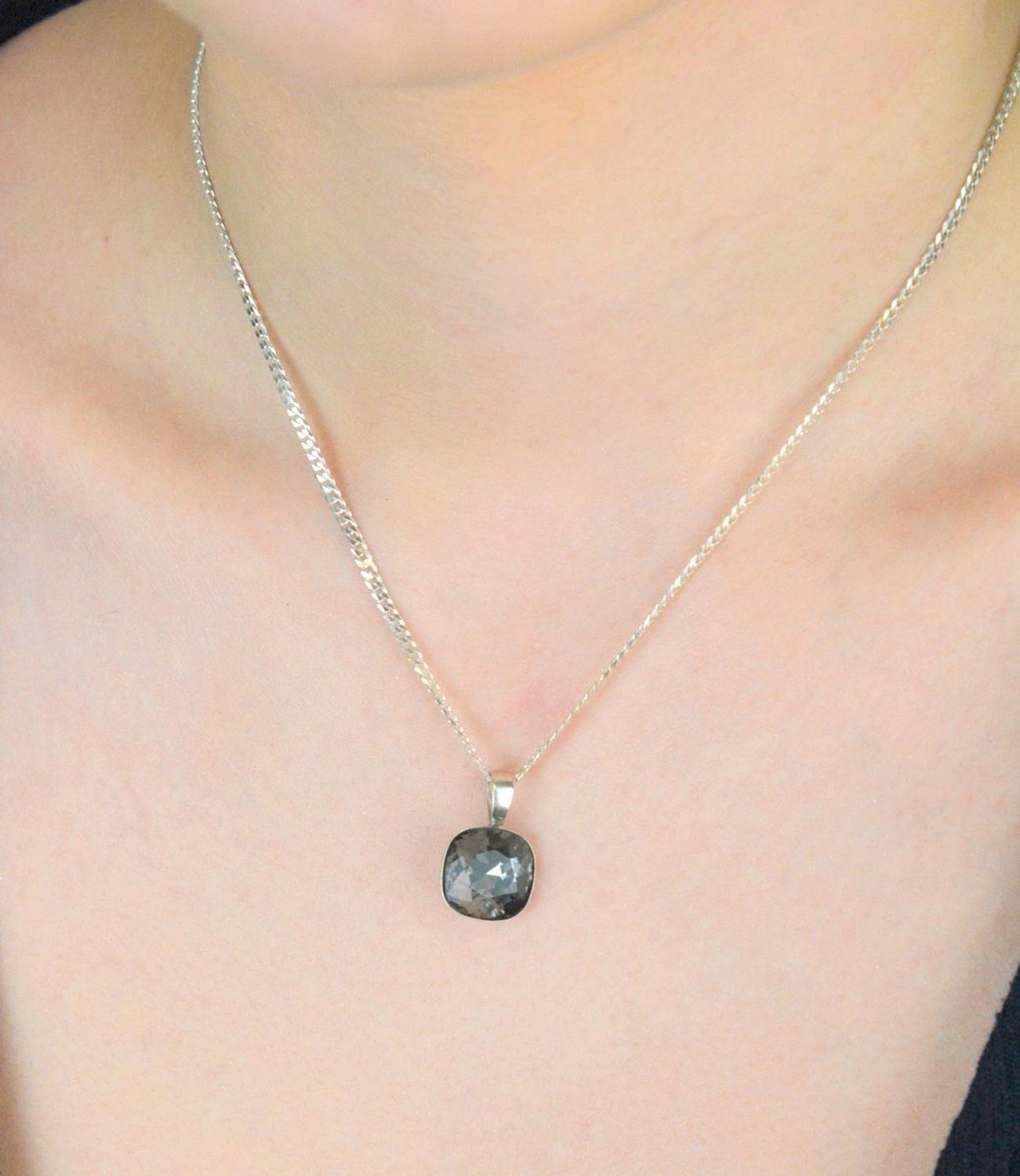 Elegancka srebrna zawieszka z czarnym kryształem w kształcie kwadratu. Próba 925, model DIA-ZAW-SWAROVSKI7-925, długość 2,0 cm, szerokość 1,2 cm, waga 1,90 g. Styl 1.jpg