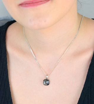 Elegancka srebrna zawieszka z czarnym kryształem w kształcie kwadratu. Próba 925, model DIA-ZAW-SWAROVSKI7-925, długość 2,0 cm, szerokość 1,2 cm, waga 1,90 g. Styl i szyk w jednym (2).JPG
