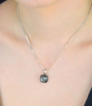 Elegancka srebrna zawieszka z czarnym kryształem w kształcie kwadratu. Próba 925, model DIA-ZAW-SWAROVSKI7-925, długość 2,0 cm, szerokość 1,2 cm, waga 1,90 g. Styl i szyk w jednym (3).JPG