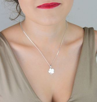 Piękna srebrna zawieszka w kształcie czterolistnej koniczynki, wykonana ze srebra 925. Przynosi szczęście i doskonale sprawdzi się jako prezent. Sprawdź ofertę! (3).JPG