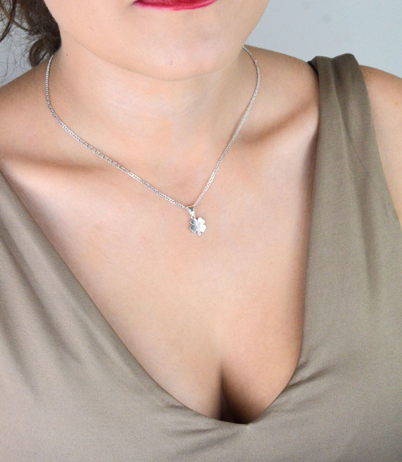 Zawieszka damska srebrna próby 925 w kształcie koniczynki. Wymiary 1,7x1,0 cm, waga 0,70 g. Symbol szczęścia i stylowy talizman.1.jpg