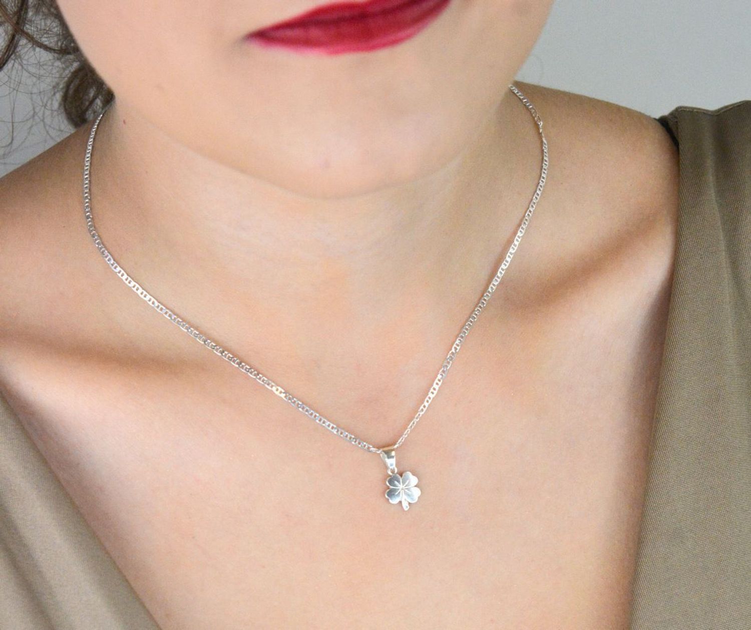 Zawieszka damska srebrna próby 925 w kształcie koniczynki. Wymiary 1,7x1,0 cm, waga 0,70 g. Symbol szczęścia i stylowy talizman.1.jpg