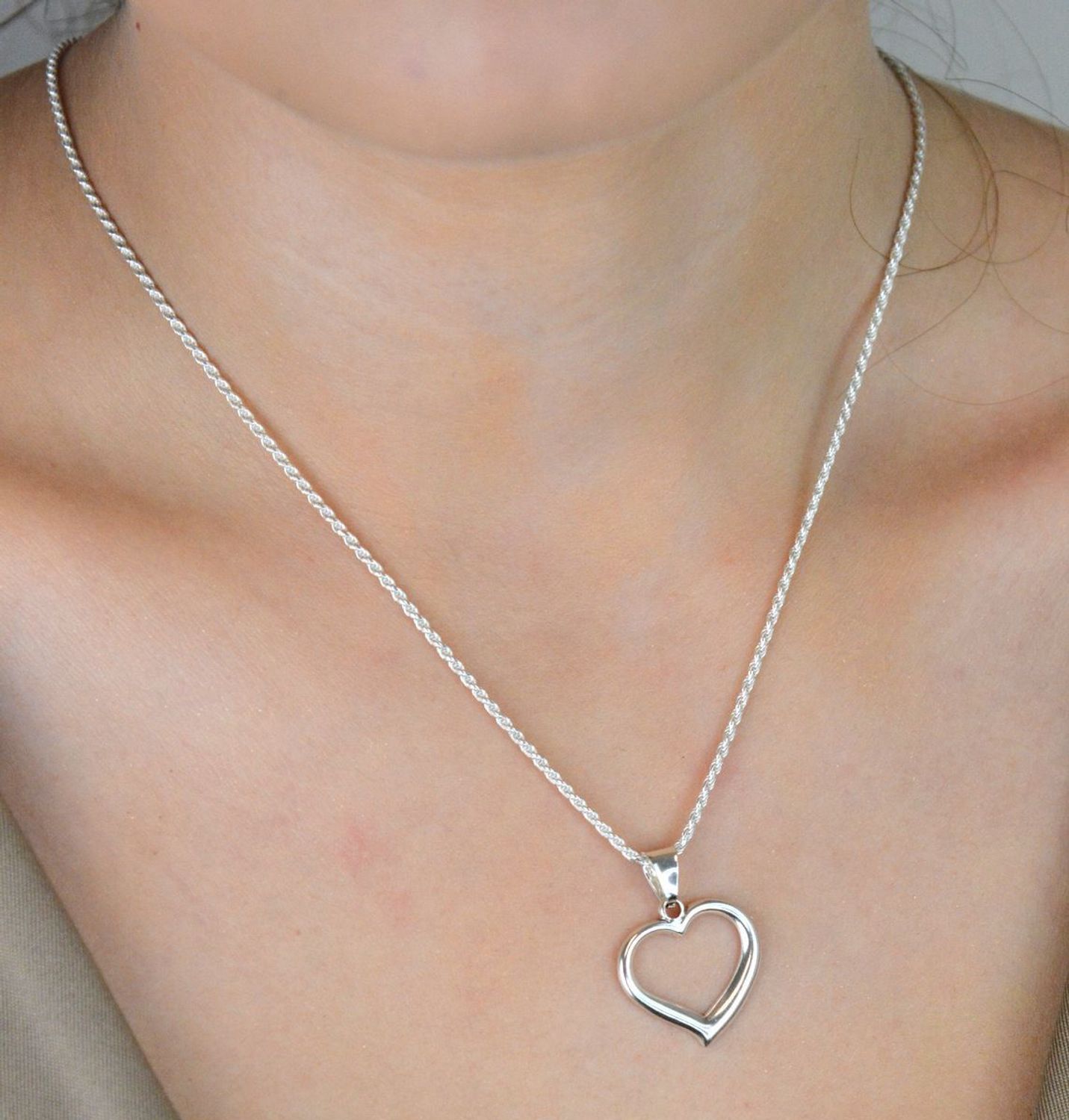 Elegancka zawieszka damska w kształcie serca z pustym środkiem. Wykonana ze srebra próby 925. Wymiary 2,5 x 2,0 cm, waga 1,70 g. Model DIA-ZAW-W065-925 – klasyka z romantycznym akcentem.1.jpg