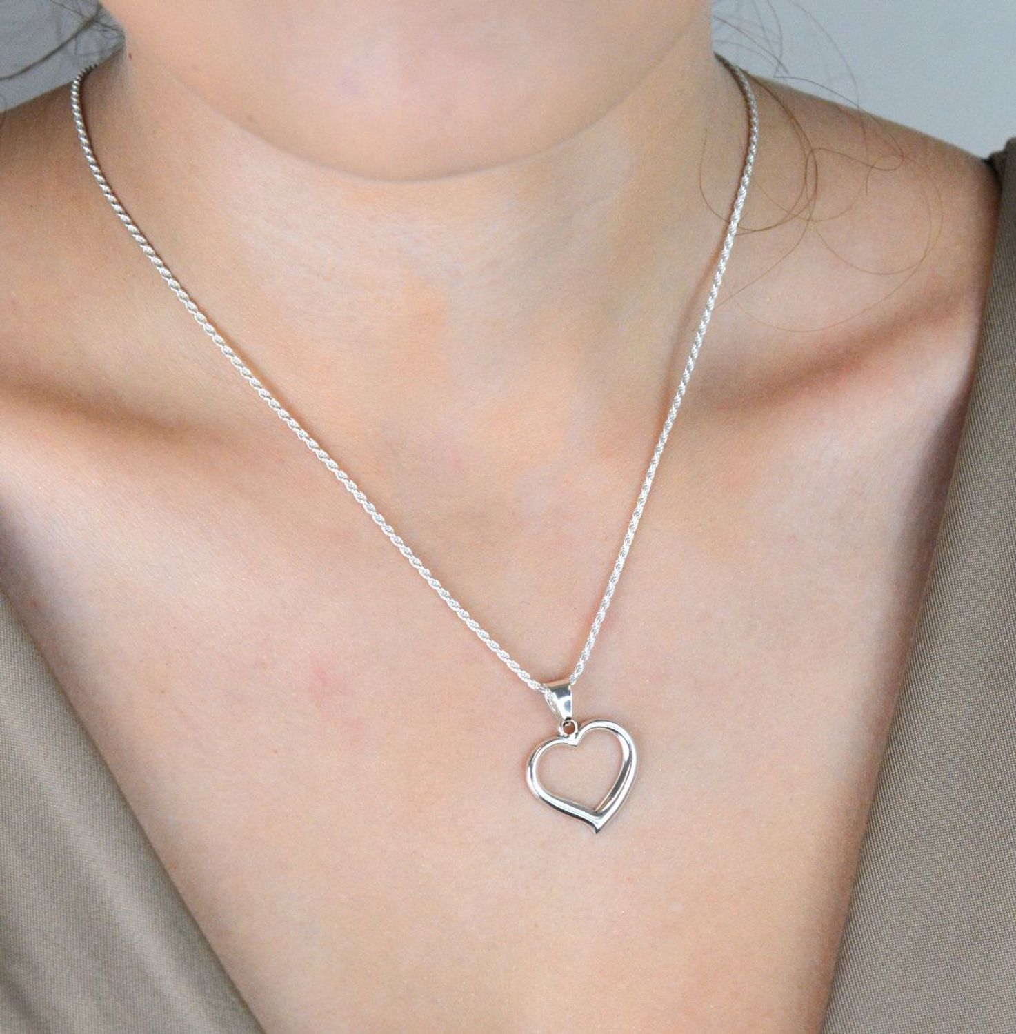 Elegancka zawieszka damska w kształcie serca z pustym środkiem. Wykonana ze srebra próby 925. Wymiary 2,5 x 2,0 cm, waga 1,70 g. Model DIA-ZAW-W065-925 – klasyka z romantycznym akcentem.1.jpg