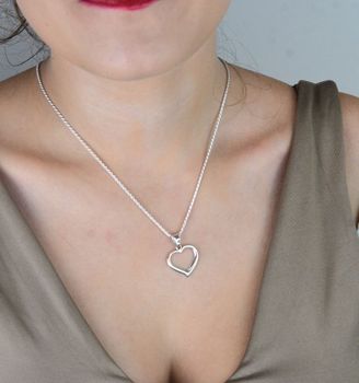Elegancka zawieszka damska w kształcie serca z pustym środkiem. Wykonana ze srebra próby 925. Wymiary 2,5 x 2,0 cm, waga 1,70 g. Model DIA-ZAW-W065-925 – klasyka z romantycznym akcentem (2).JPG