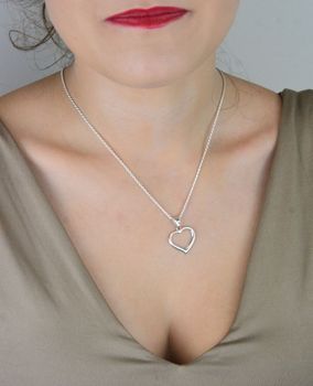 Elegancka zawieszka damska w kształcie serca z pustym środkiem. Wykonana ze srebra próby 925. Wymiary 2,5 x 2,0 cm, waga 1,70 g. Model DIA-ZAW-W065-925 – klasyka z romantycznym akcentem (4).JPG