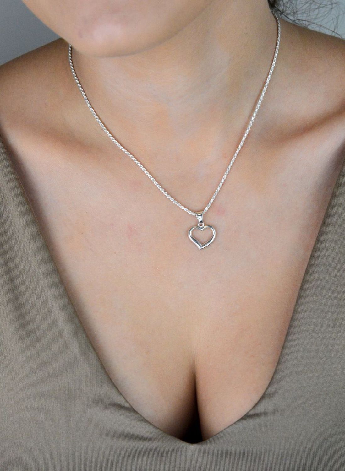 Zawieszka damska srebrna 925 w kształcie serduszka z pustym środkiem. Subtelna i elegancka biżuteria o wymiarach 1,8 x 1,5 cm i wadze 0,95 g. Model DIA-ZAW-W066-925.1.jpg