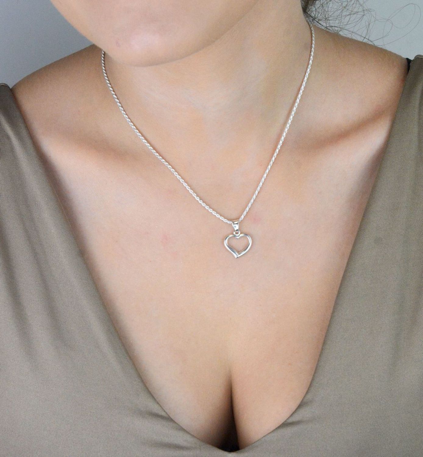 Zawieszka damska srebrna 925 w kształcie serduszka z pustym środkiem. Subtelna i elegancka biżuteria o wymiarach 1,8 x 1,5 cm i wadze 0,95 g. Model DIA-ZAW-W066-925.1.jpg