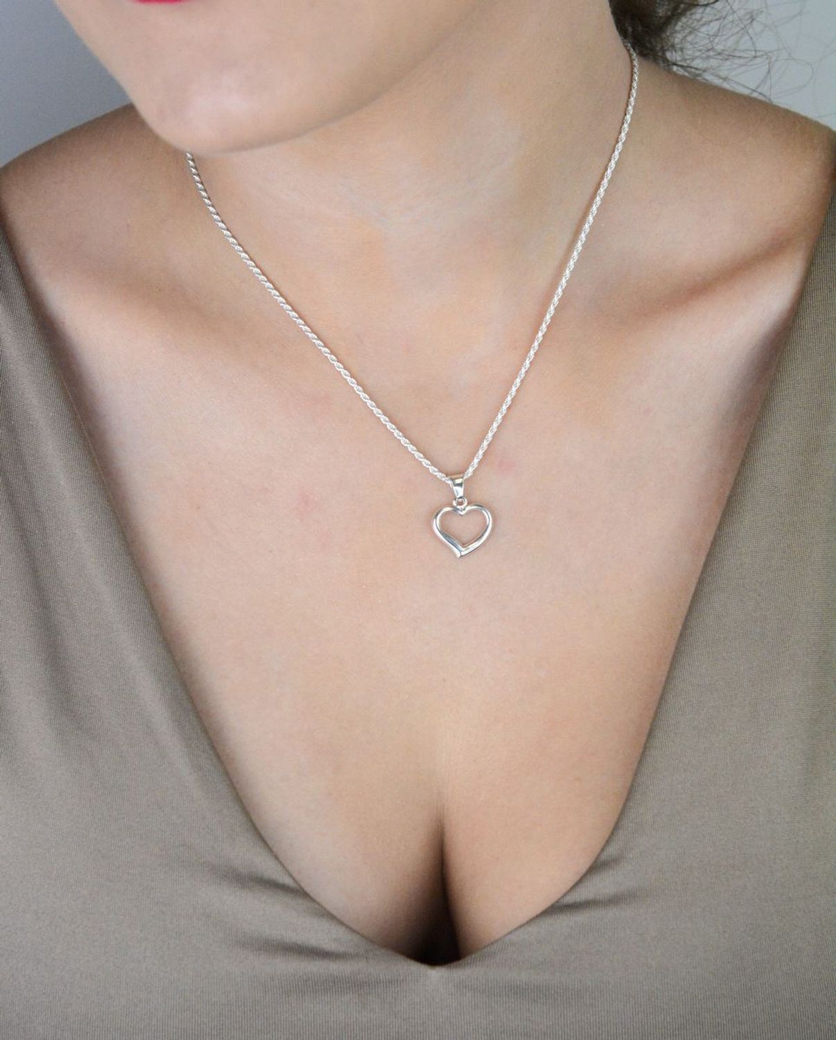 Zawieszka damska srebrna 925 w kształcie serduszka z pustym środkiem. Subtelna i elegancka biżuteria o wymiarach 1,8 x 1,5 cm i wadze 0,95 g. Model DIA-ZAW-W066-925.1.jpg