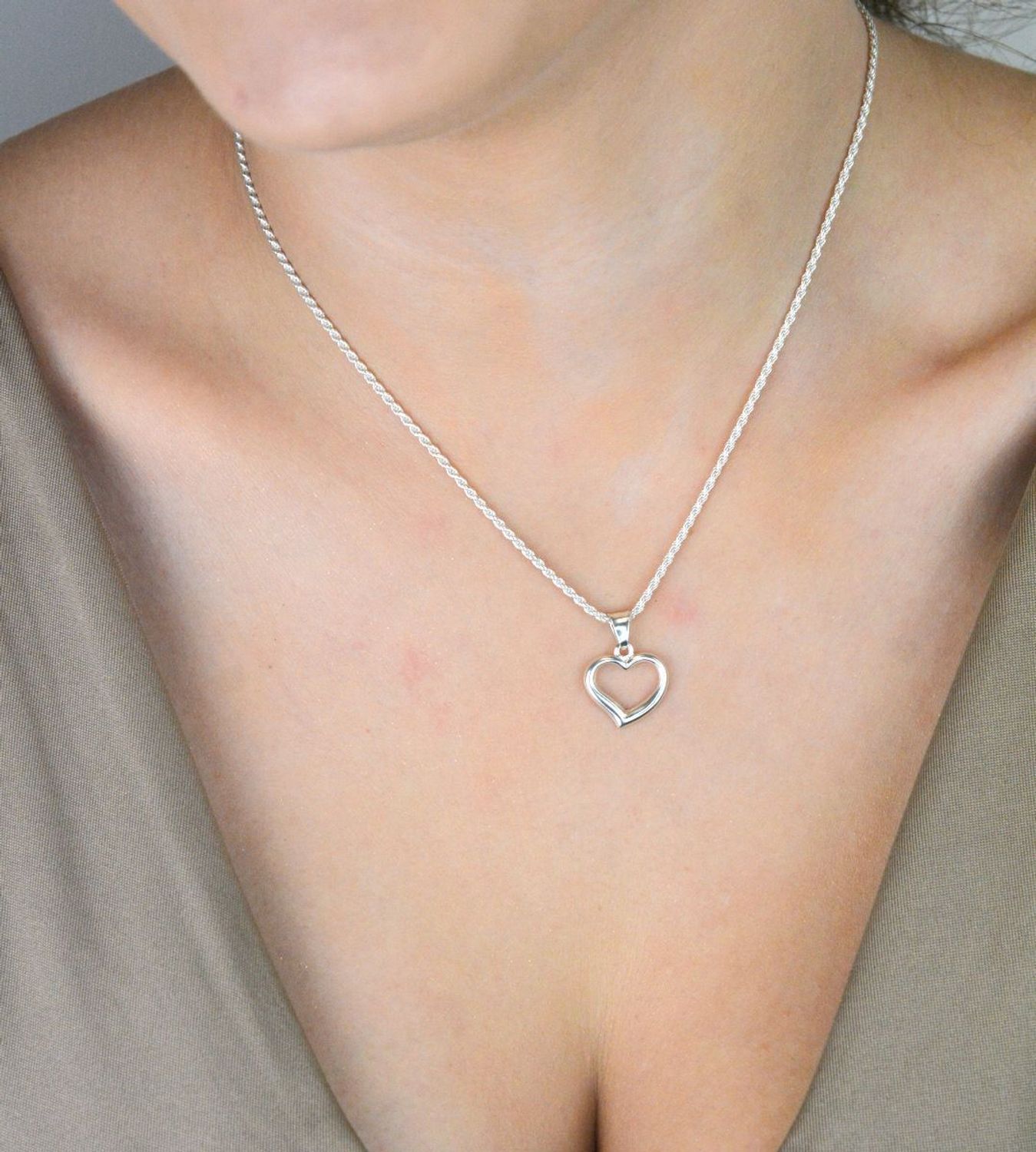 Zawieszka damska srebrna 925 w kształcie serduszka z pustym środkiem. Subtelna i elegancka biżuteria o wymiarach 1,8 x 1,5 cm i wadze 0,95 g. Model DIA-ZAW-W066-925.1.jpg