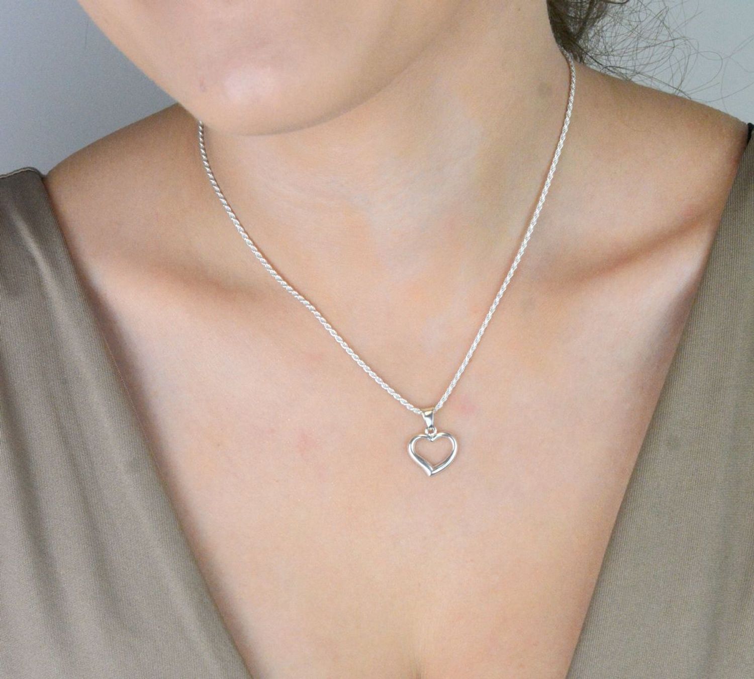 Zawieszka damska srebrna 925 w kształcie serduszka z pustym środkiem. Subtelna i elegancka biżuteria o wymiarach 1,8 x 1,5 cm i wadze 0,95 g. Model DIA-ZAW-W066-925.1.jpg