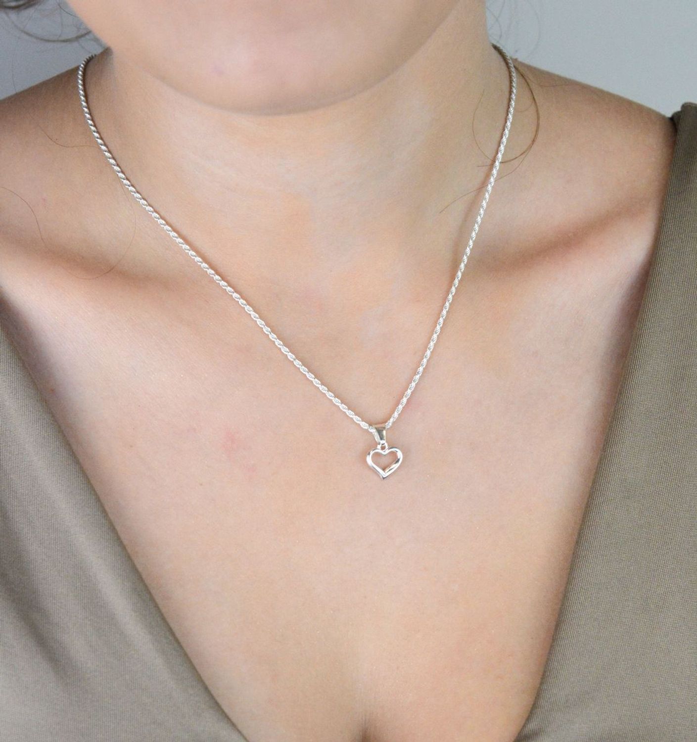 Delikatna zawieszka damska w kształcie małego serduszka z pustym środkiem. Srebro próby 925, wymiary 1,5 x 1,0 cm, waga 0,56 g. Model DIA-ZAW-W067-925 – subtelny akcent miłości.1.jpg