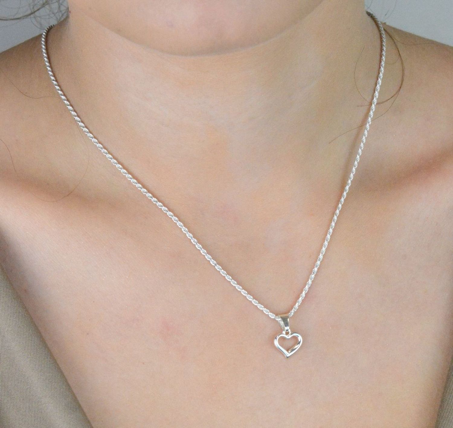 Delikatna zawieszka damska w kształcie małego serduszka z pustym środkiem. Srebro próby 925, wymiary 1,5 x 1,0 cm, waga 0,56 g. Model DIA-ZAW-W067-925 – subtelny akcent miłości.1.jpg