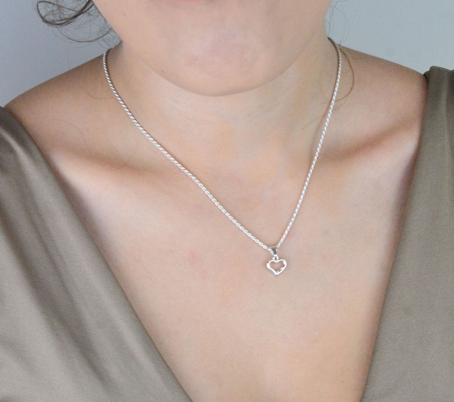 Delikatna zawieszka damska w kształcie małego serduszka z pustym środkiem. Srebro próby 925, wymiary 1,5 x 1,0 cm, waga 0,56 g. Model DIA-ZAW-W067-925 – subtelny akcent miłości.1.jpg