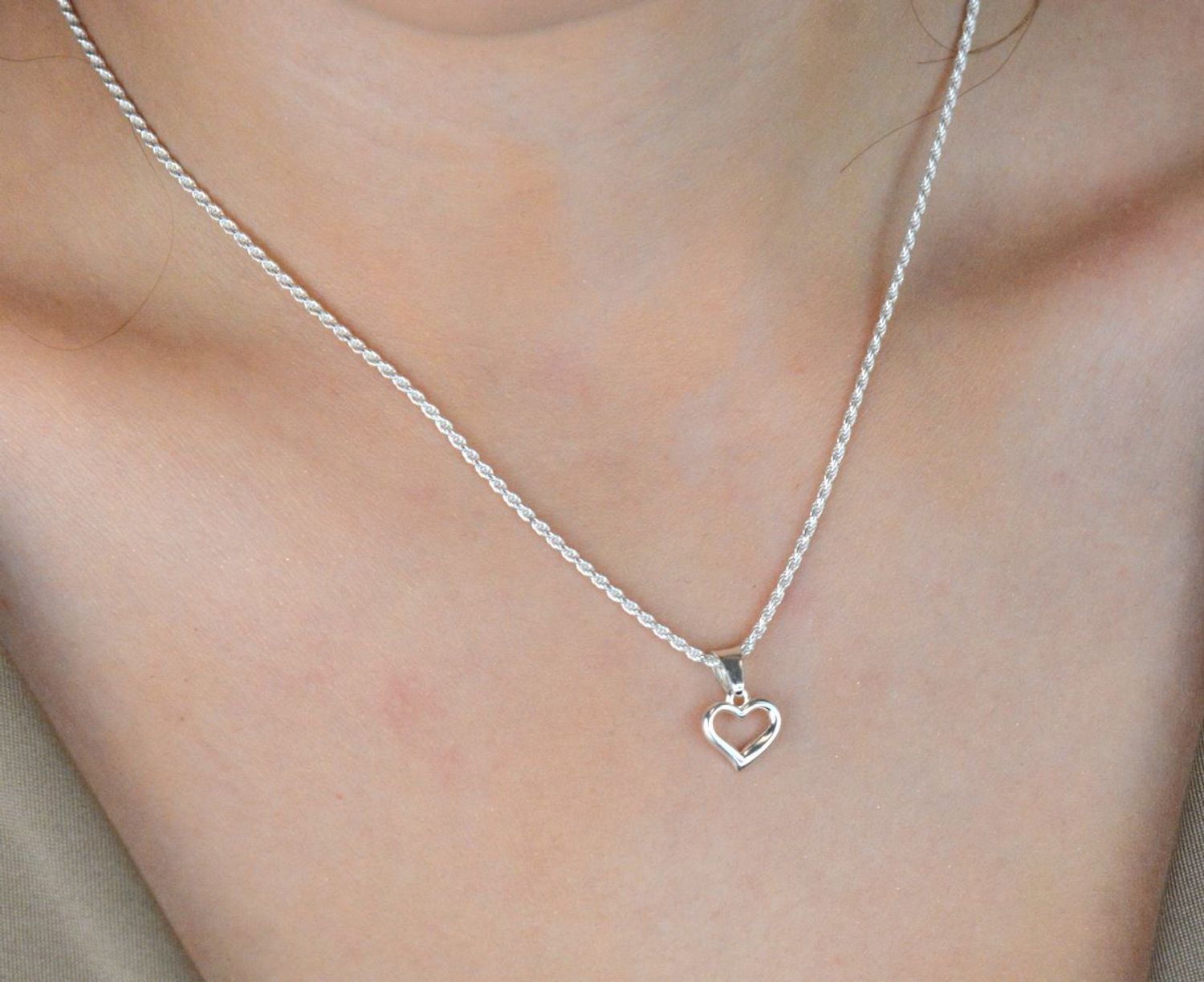 Delikatna zawieszka damska w kształcie małego serduszka z pustym środkiem. Srebro próby 925, wymiary 1,5 x 1,0 cm, waga 0,56 g. Model DIA-ZAW-W067-925 – subtelny akcent miłości.1.jpg