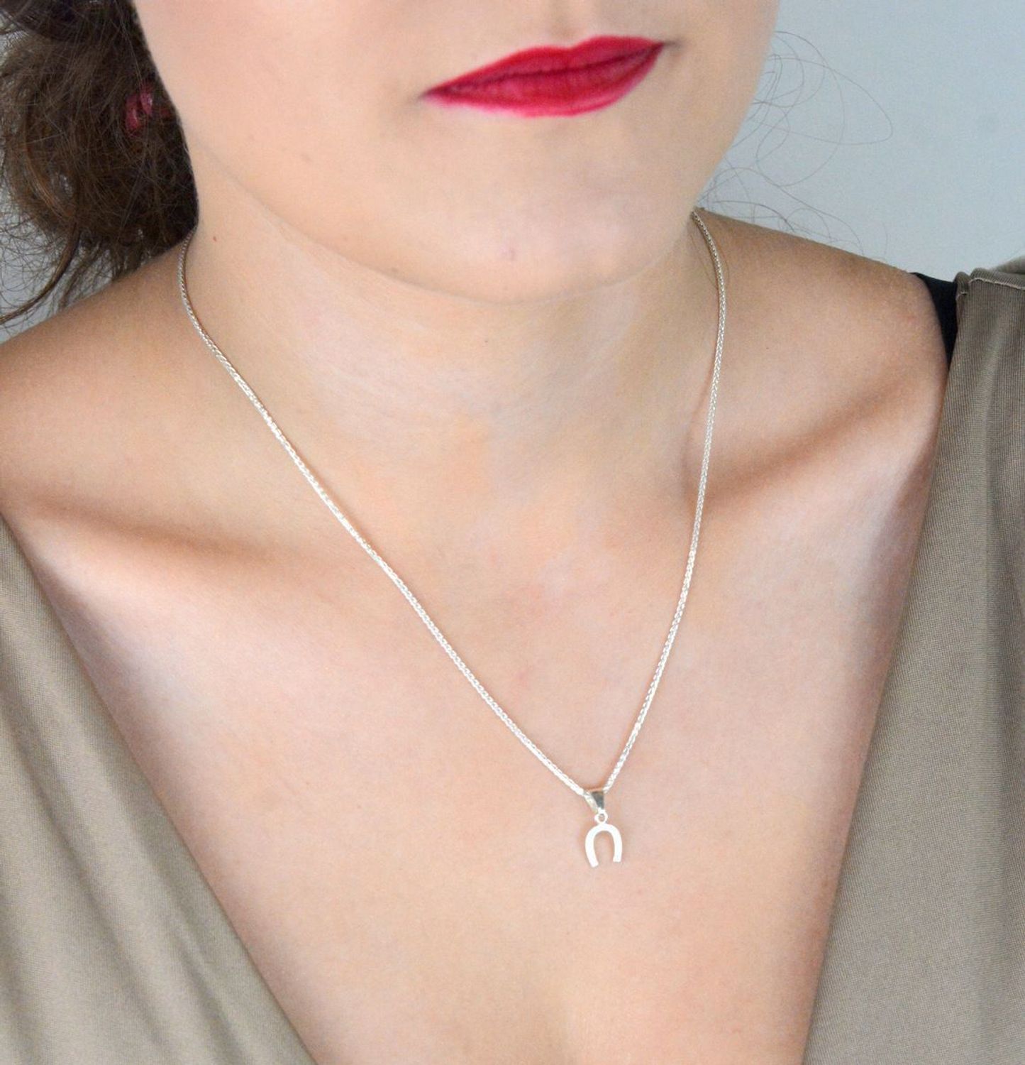 Zawieszka damska srebrna próby 925 w kształcie podkowy. Wymiary 1,6x0,7 cm, waga 0,40 g. Subtelny symbol szczęścia i ochrony.1.jpg