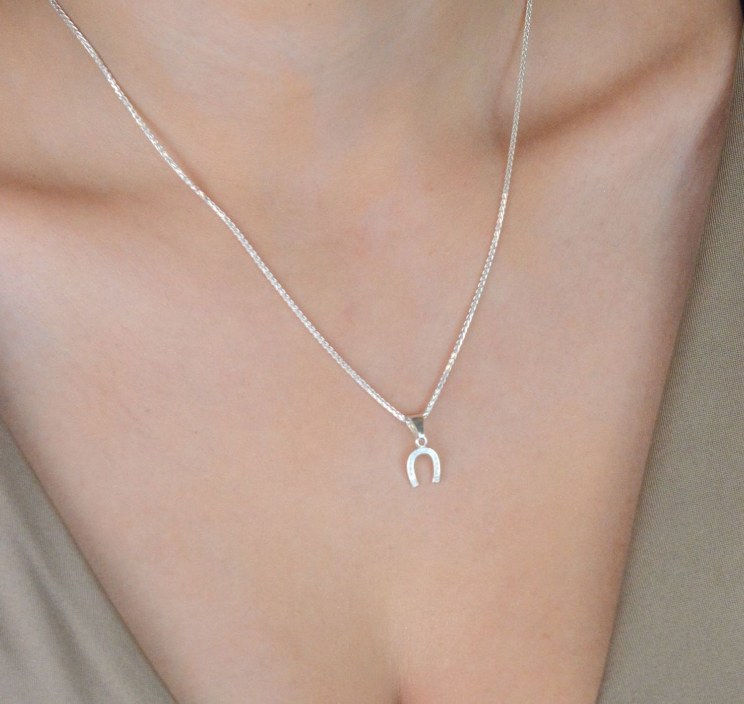 Zawieszka damska srebrna próby 925 w kształcie podkowy. Wymiary 1,6x0,7 cm, waga 0,40 g. Subtelny symbol szczęścia i ochrony.1.jpg