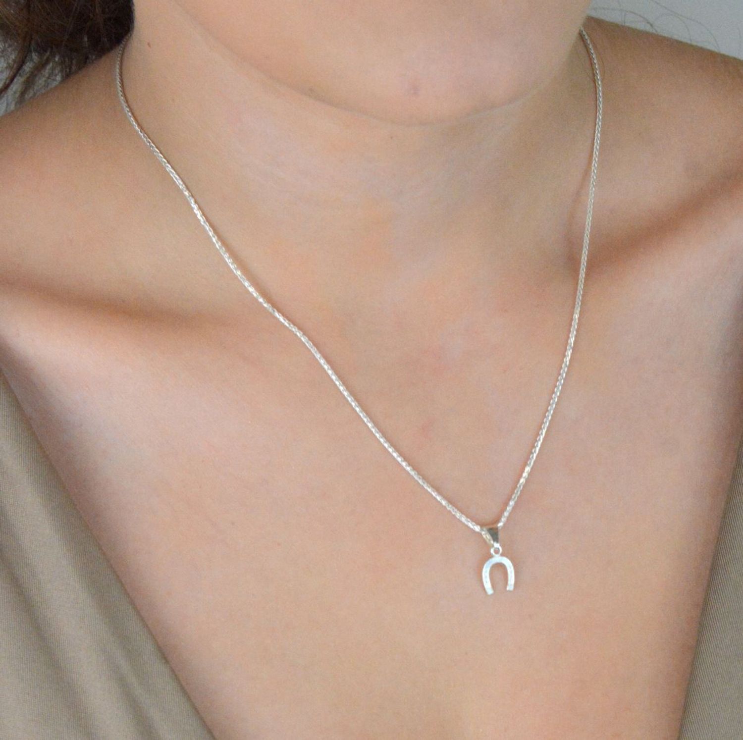 Zawieszka damska srebrna próby 925 w kształcie podkowy. Wymiary 1,6x0,7 cm, waga 0,40 g. Subtelny symbol szczęścia i ochrony.1.jpg