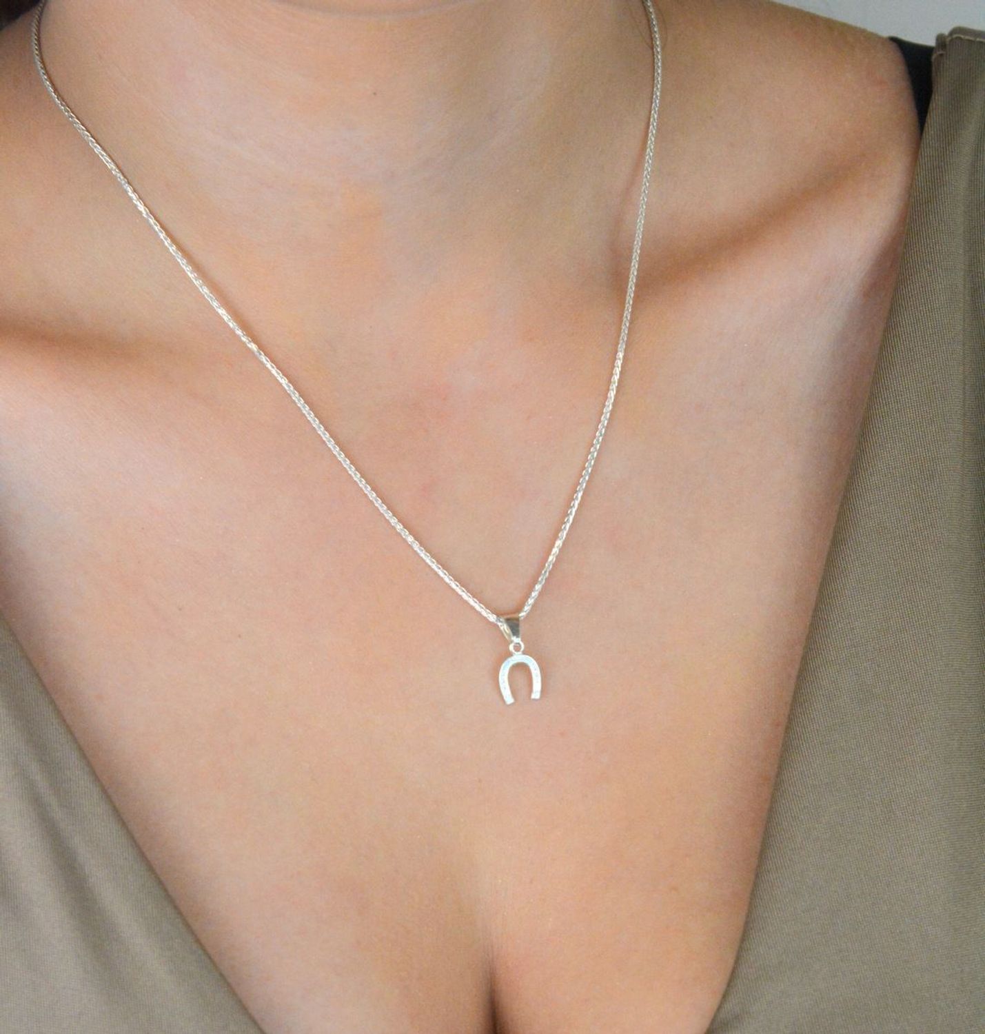 Zawieszka damska srebrna próby 925 w kształcie podkowy. Wymiary 1,6x0,7 cm, waga 0,40 g. Subtelny symbol szczęścia i ochrony.1.jpg