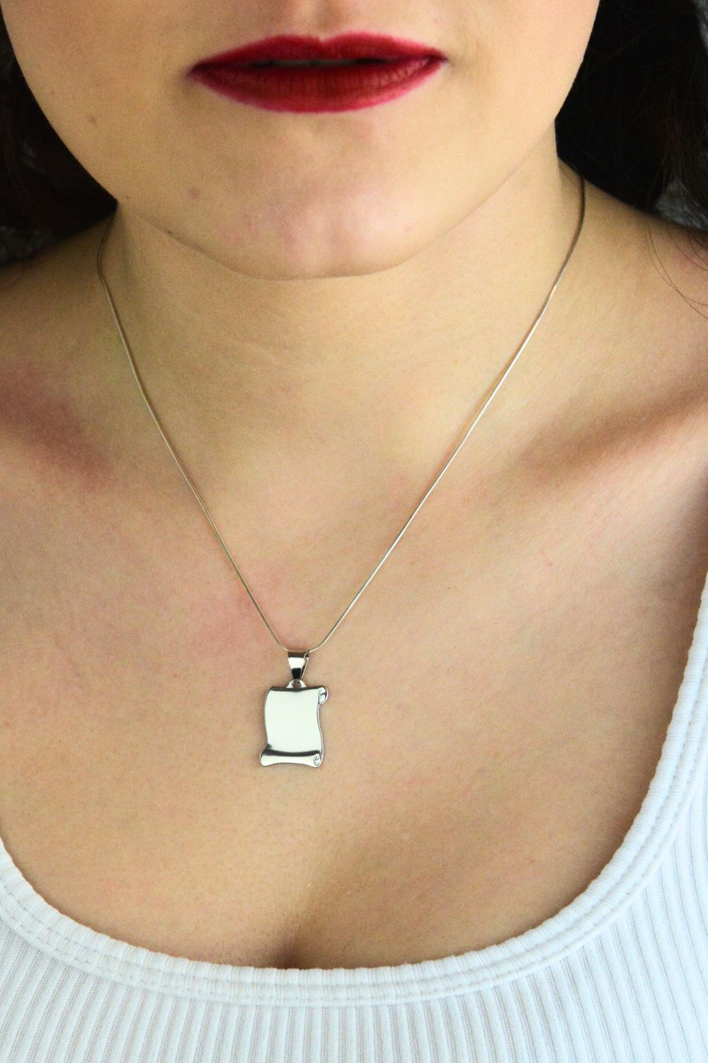 Gładka zawieszka srebrna ze srebra próby 925 w kształcie prostokątnej blaszki. Klasyczny design, lekka forma, idealna do łańcuszka.1.jpg