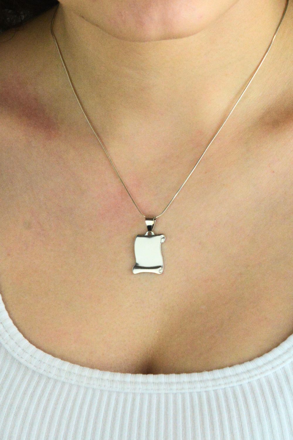 Gładka zawieszka srebrna ze srebra próby 925 w kształcie prostokątnej blaszki. Klasyczny design, lekka forma, idealna do łańcuszka.1.jpg