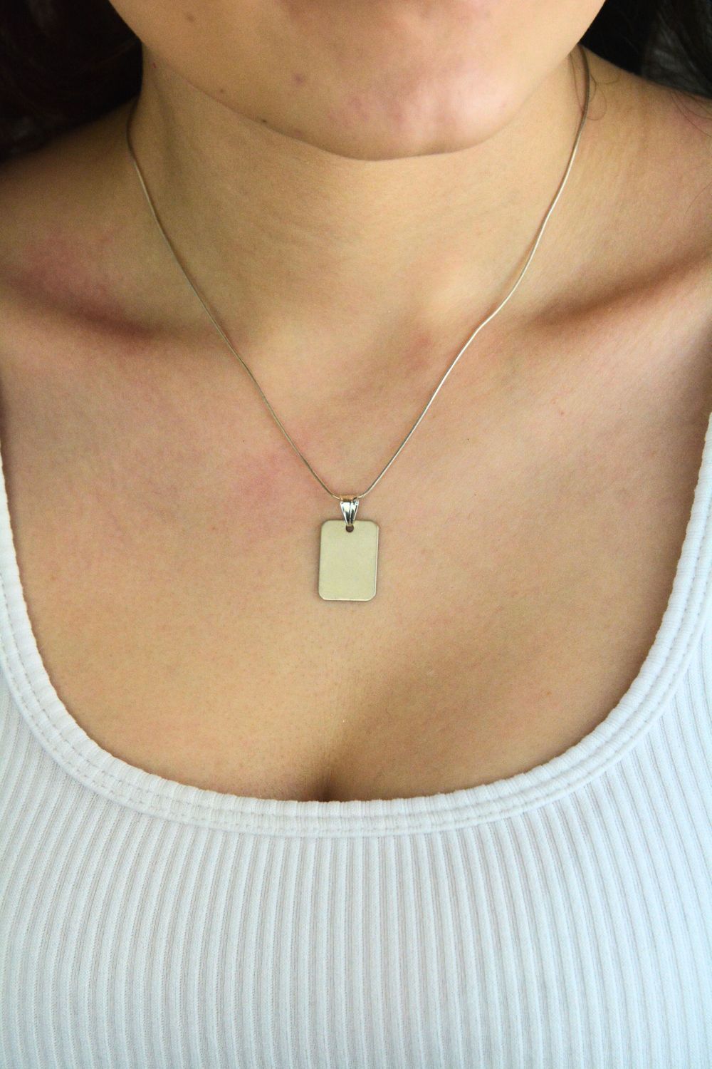 Prostokątna zawieszka damska ze srebra próby 925, matowa i idealna pod grawer. Lekka, elegancka i minimalistyczna biżuteria do łańcuszka.1.jpg