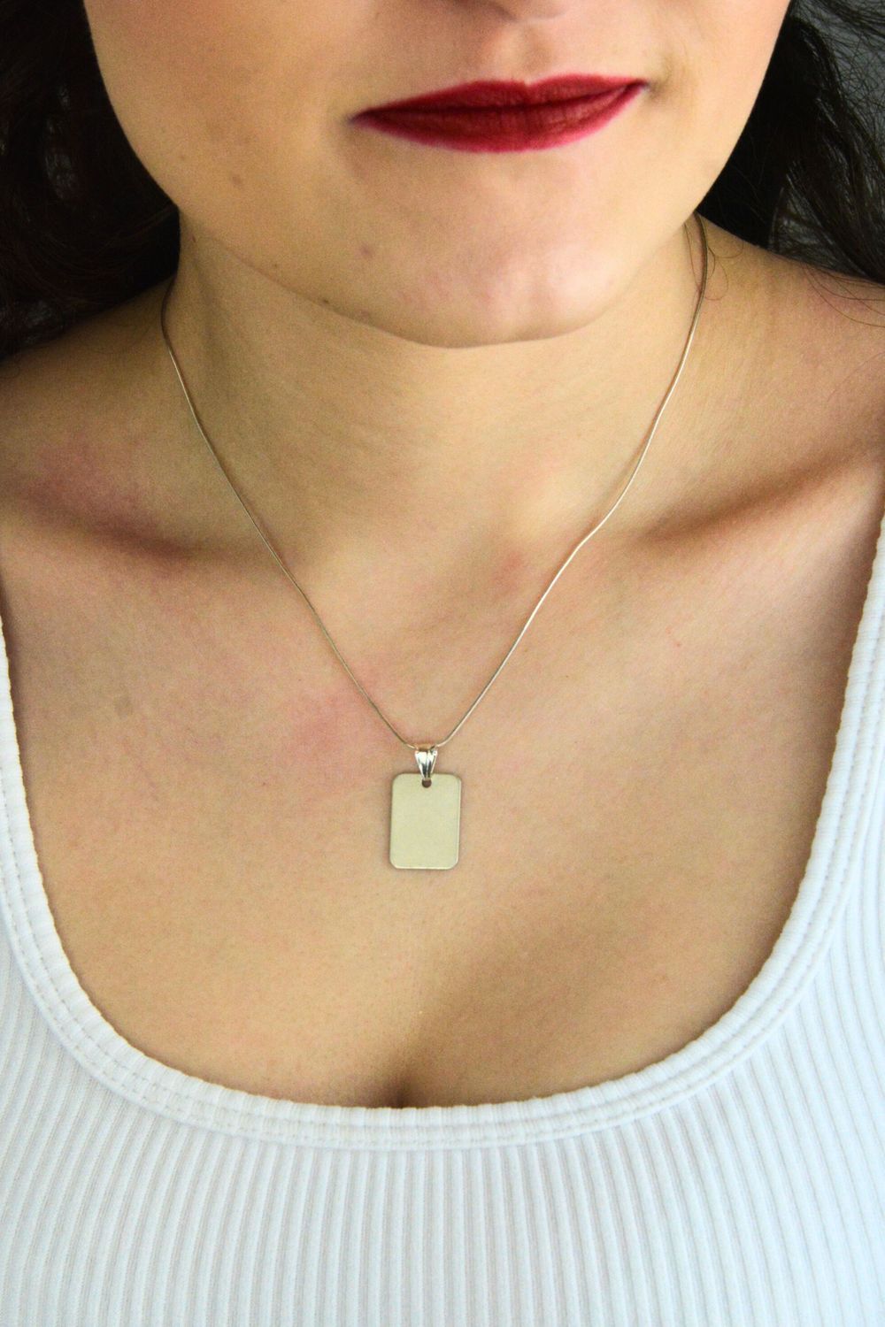 Prostokątna zawieszka damska ze srebra próby 925, matowa i idealna pod grawer. Lekka, elegancka i minimalistyczna biżuteria do łańcuszka.1.jpg