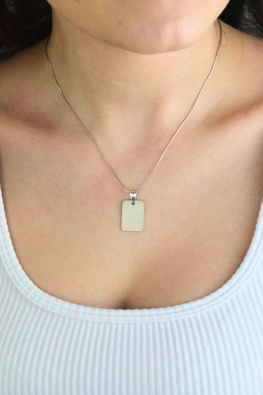 Prostokątna zawieszka damska ze srebra próby 925, matowa i idealna pod grawer. Lekka, elegancka i minimalistyczna biżuteria do łańcuszka.1.jpg