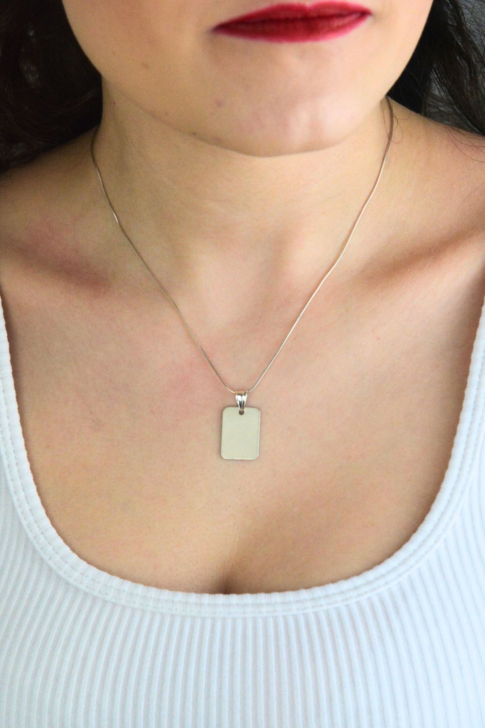 Prostokątna zawieszka damska ze srebra próby 925, matowa i idealna pod grawer. Lekka, elegancka i minimalistyczna biżuteria do łańcuszka.1.jpg