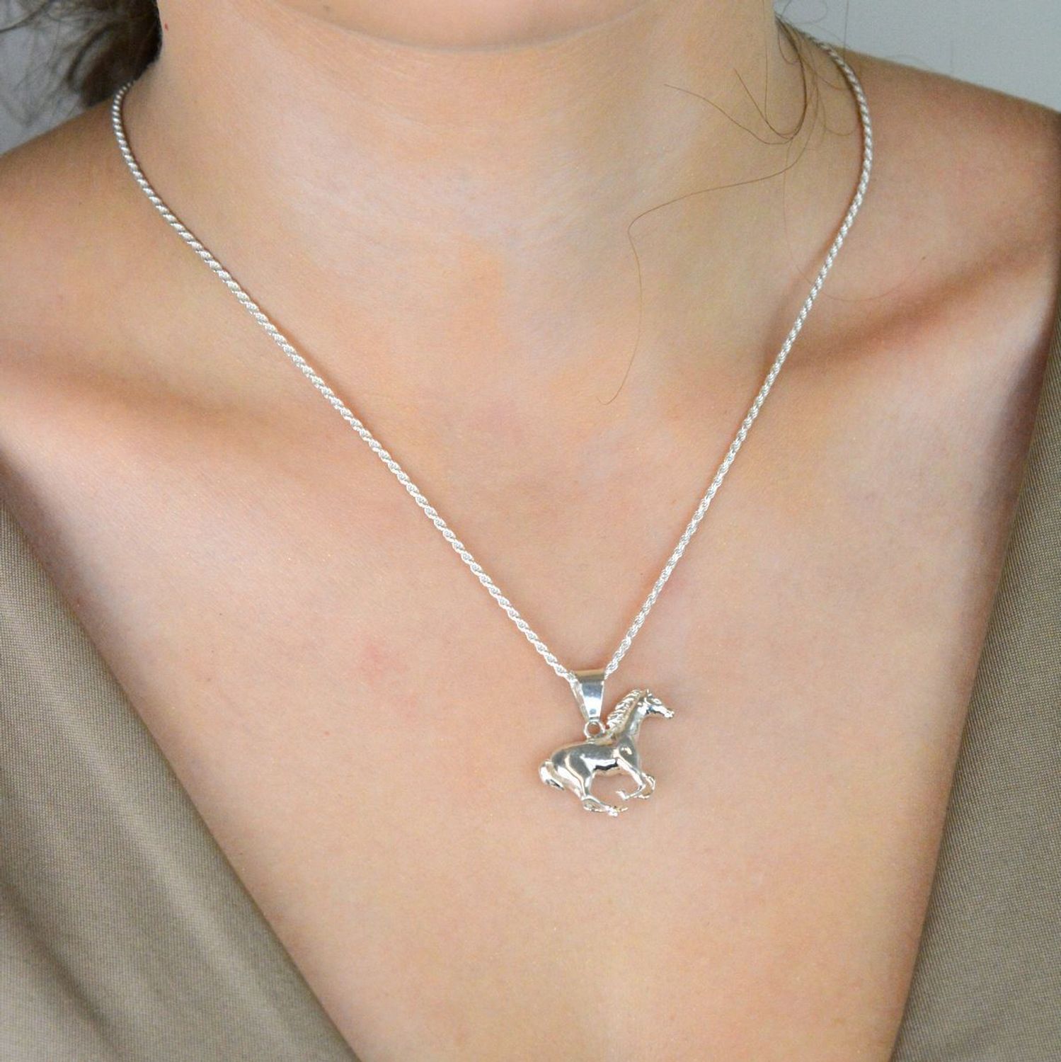 Srebrna zawieszka koń – srebro 925  Biżuteria dla miłośników koni.jpg