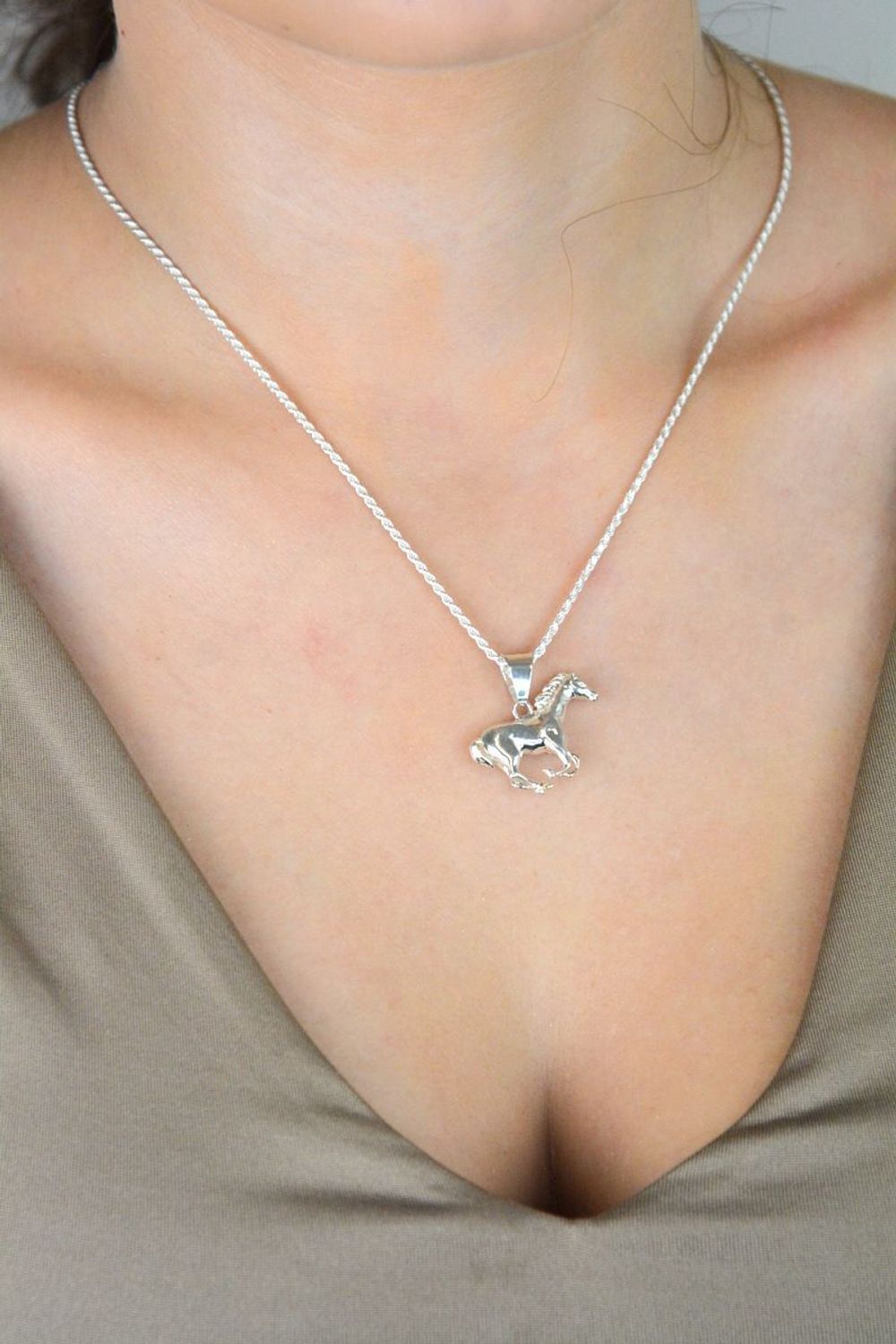 Srebrna zawieszka koń – srebro 925  Biżuteria dla miłośników koni.jpg