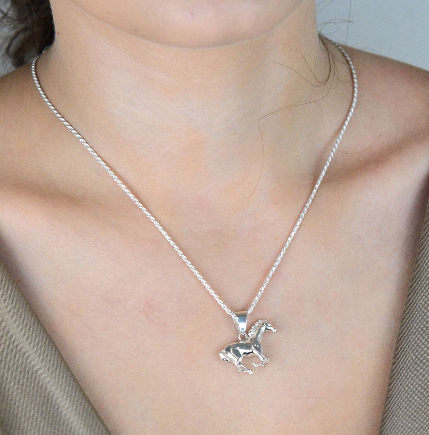 Srebrna zawieszka koń – srebro 925  Biżuteria dla miłośników koni.jpg