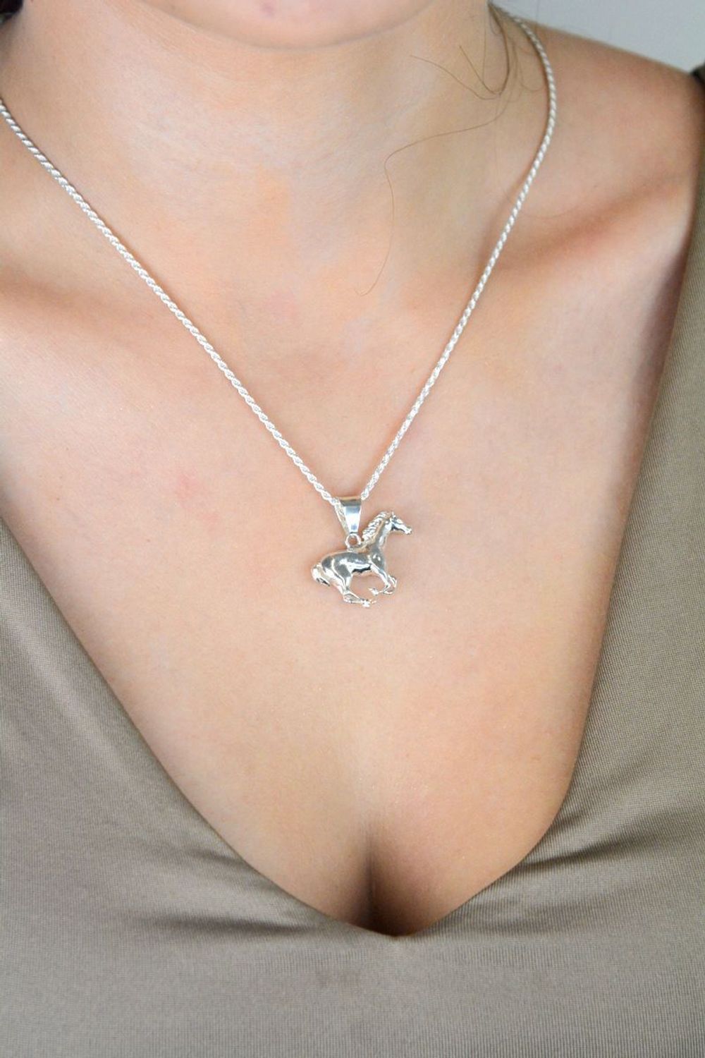 Srebrna zawieszka koń – srebro 925  Biżuteria dla miłośników koni.jpg