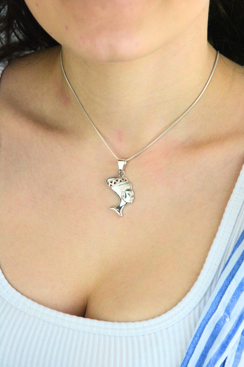 Zawieszka damska ze srebra próby 925 w kształcie głowy faraona. Solidna forma, artystyczny detal, elegancka i wyrazista biżuteria.1.jpg