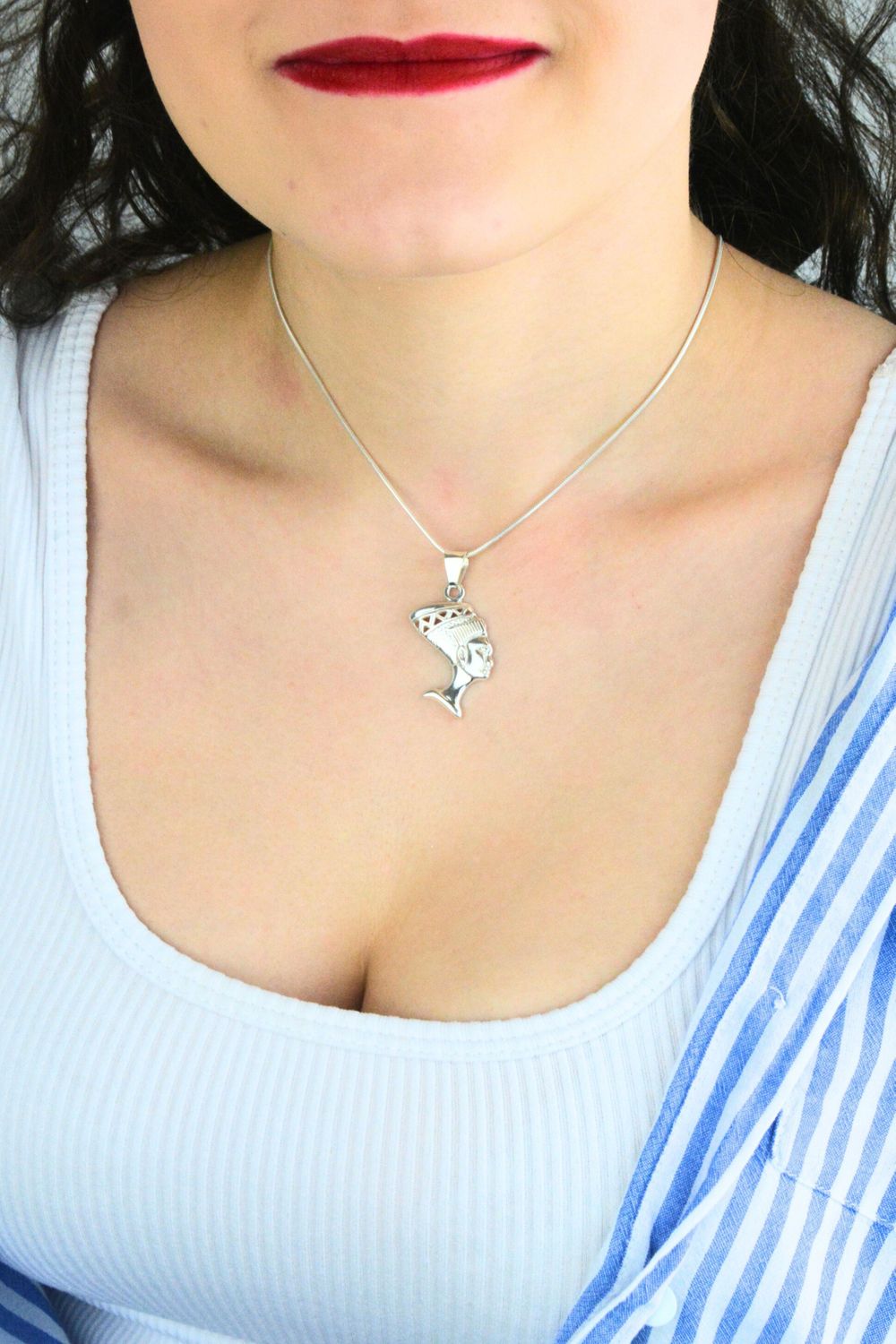 Zawieszka damska ze srebra próby 925 w kształcie głowy faraona. Solidna forma, artystyczny detal, elegancka i wyrazista biżuteria.1.jpg