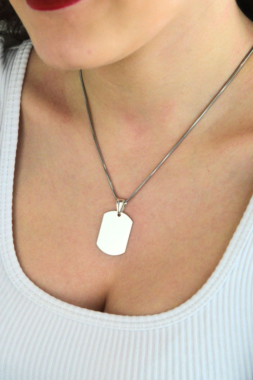 Gładka zawieszka srebrna ze srebra próby 925, idealna pod grawer. Klasyczna blaszka, solidna forma, doskonała na prezent.1.jpg