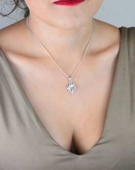 Zawieszka z czterolistną koniczynką ze srebra 925. Symbol szczęścia i wyjątkowy prezent. Gładka powierzchnia, idealna do łańcuszka. Sprawdź! (1).JPG
