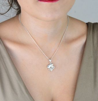 Zawieszka z czterolistną koniczynką ze srebra 925. Symbol szczęścia i wyjątkowy prezent. Gładka powierzchnia, idealna do łańcuszka. Sprawdź! (2).JPG