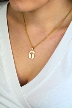 Męska zawieszka srebrna 925 blaszka z krzyżykiem pozłacana 2,5 cm (1).jpg