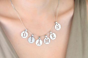 Zawieszka srebrna 925 z literką „A” na blaszce. Długość 2,0 cm, szerokość 1,5 cm, waga 1,65 g. Idealna na prezent i personalizację biżuterii (2).JPG